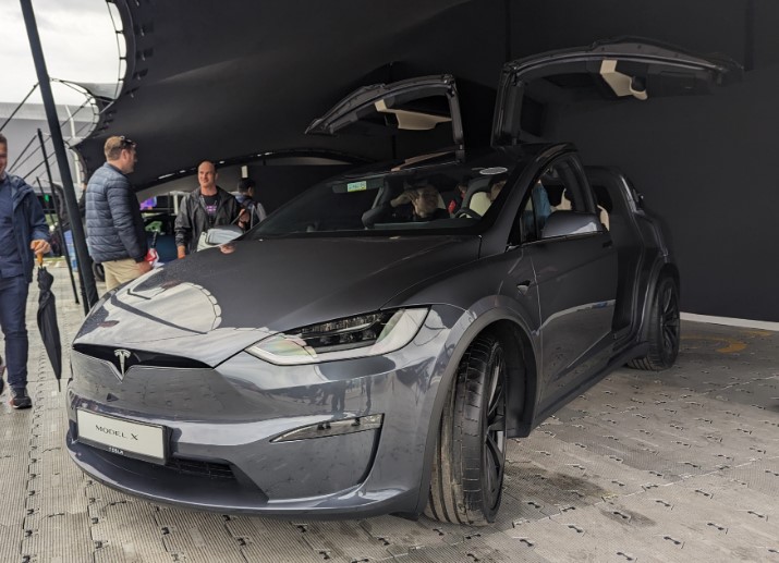 чи потрібен адаптер для зарядки tesla на громадських станціях