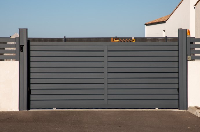 установка гаражных распашных ворот своими руками